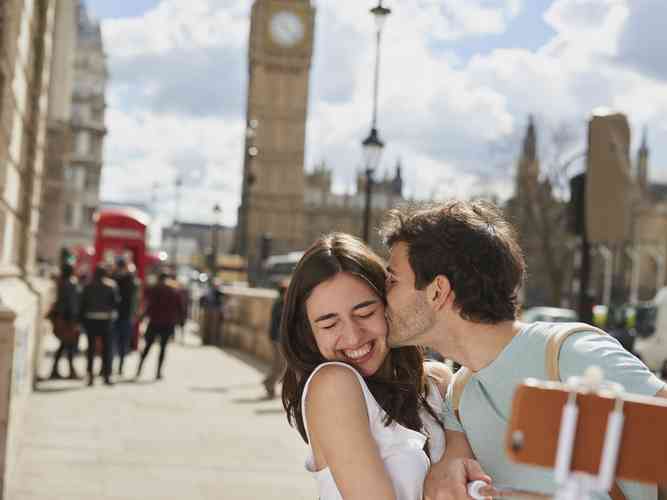 Social Media PDA: Balancing Public Affection and Privacy