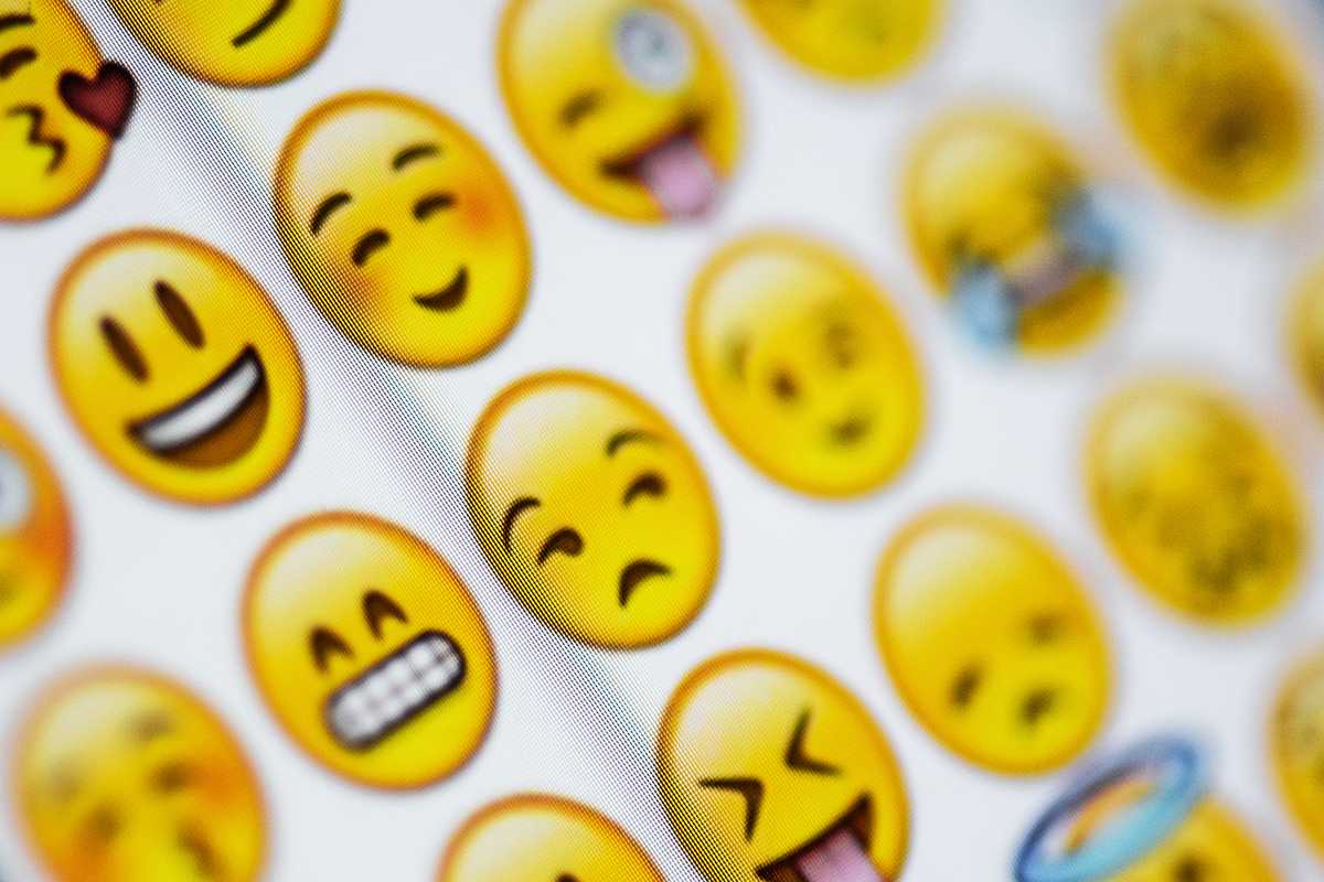 Decoding What Her Emojis Mean Peoplelookerblog People Searching Made Easy
